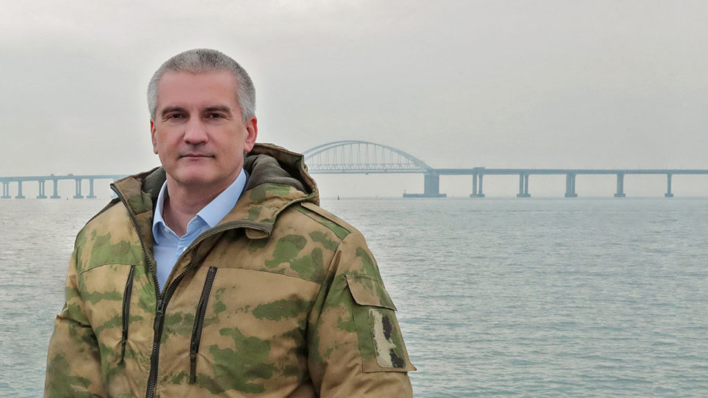 Глава Крыма первым разместил фото из личного архива на фоне Крымского моста