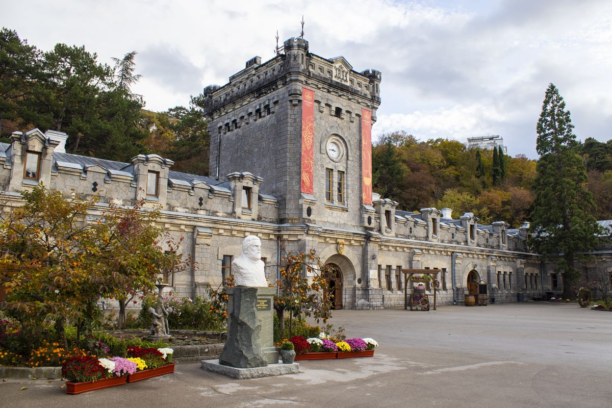 Массандра крым. Крымский завод Массандра. Массандровский завод в Крыму. Массандровский завод площадь. Винодельческий комбинат «Массандра» достопримечательности Крыма.